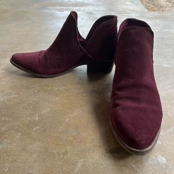 STEVE MADDEN’s “AUSTIN” BURGUNDY ANKLE BOOTIES - Picture 3 of 4
